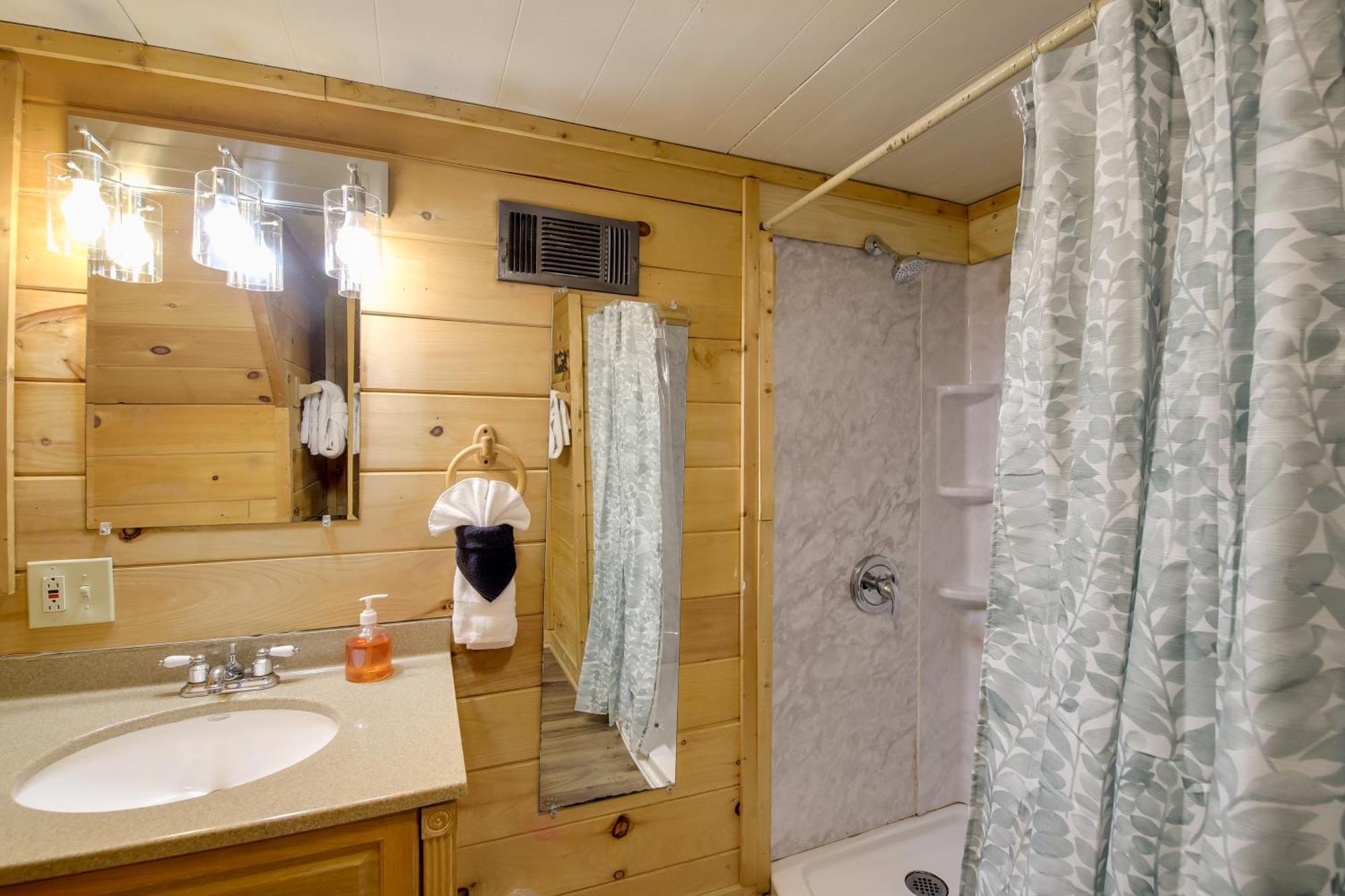 Gatlinburg A-Frame Home With Hot Tub Near Parkway Exterior foto